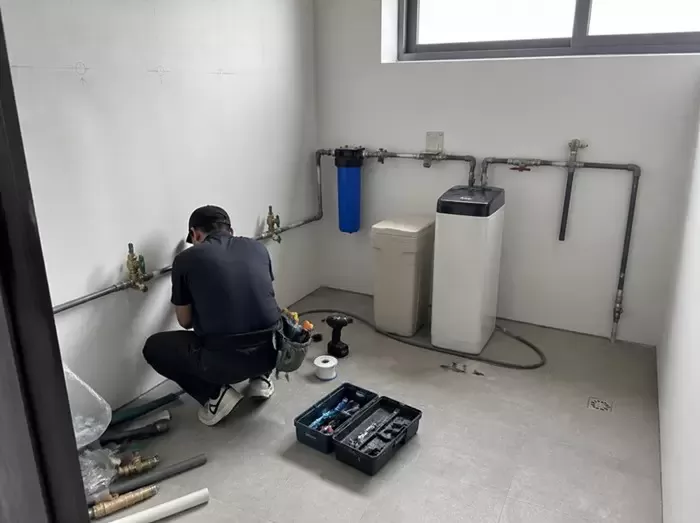 高雄辦公大樓軟水安裝工程｜水錶室管路安裝｜添源淨水案例