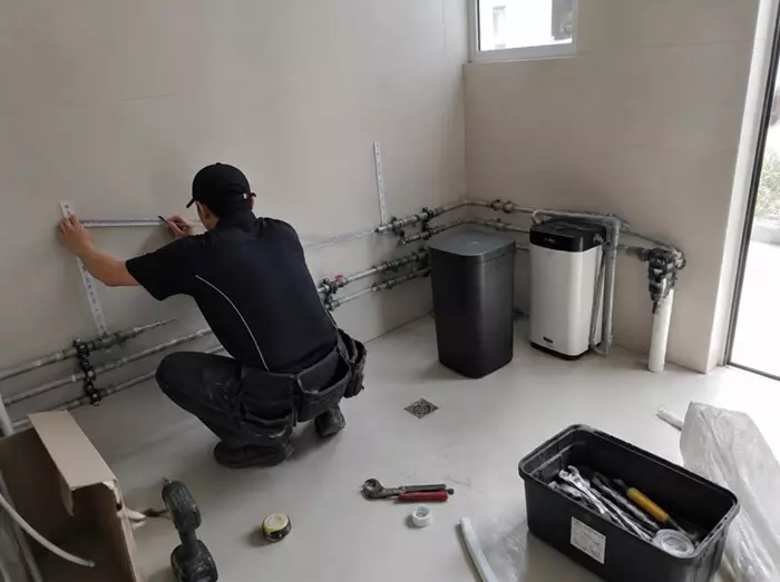 高雄辦公大樓軟水安裝工程｜水錶室管路安裝｜添源淨水案例