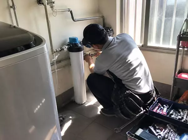 高雄住家陽台進水管旁 全戶軟水安裝工程｜添源淨水案例