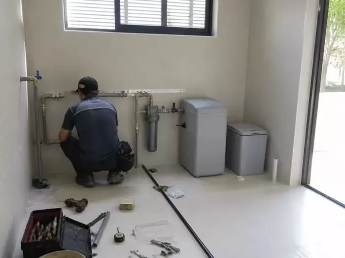 高雄辦公大樓軟水安裝工程｜水錶室管路安裝｜添源淨水案例